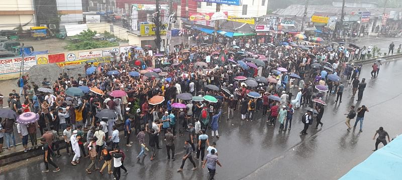 নোয়াখালীতে বৃষ্টি উপেক্ষা করে ‘রিমেম্বারিং আওয়ার হিরোজ’ কর্মসূচিতে অংশ নেন শিক্ষার্থীরা। আজ বিকেল সাড়ে তিনটায় নোয়াখালী জেলা শহর মাইজদীর মোহাম্মদীয়া মোড় এলাকায়